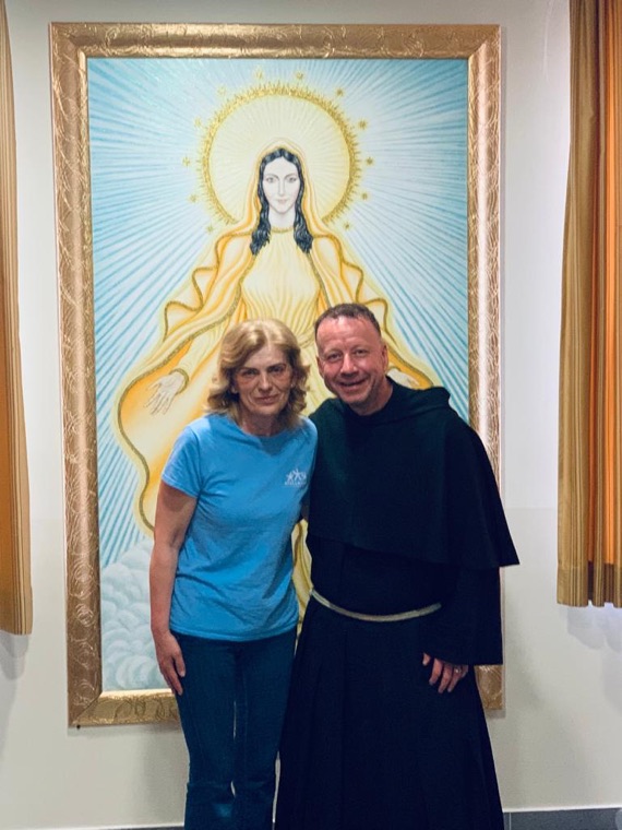 A pilgrim and a Franciscan friar before an image of Our Lady